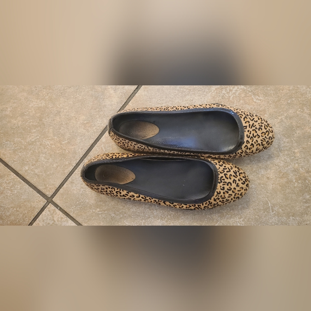 Cole Hann Nike Air leopard casual shoes. Can be used to dress up or down.
